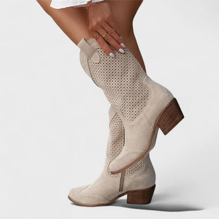 Bottes mi-mollet à perforations beige, tige en suède et talon bloc marron.