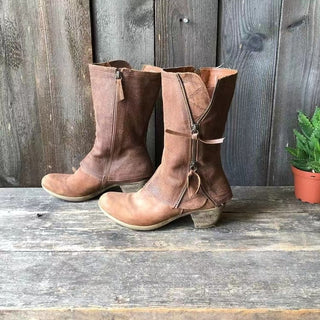 Bottes marron hautes à fermeture éclair latérale, bout arrondi et talon bas.