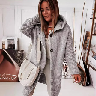 Veste longue en maille à capuche, fermeture boutonnée, couleur gris chiné.