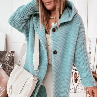 Veste longue en maille à capuche, fermeture boutonnée, couleur bleu-vert.