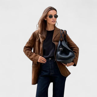 Manteau marron en daim, coupe blazer, col revers, fermeture boutonnée, poches latérales.