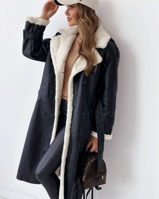 Manteau teddy long noir avec col et liserés en fausse fourrure, boutons visibles