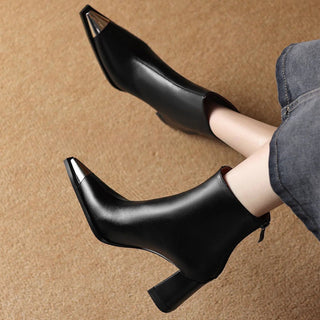 Bottes noires pour femme, talon bloc, bout pointu, design effet brillance.