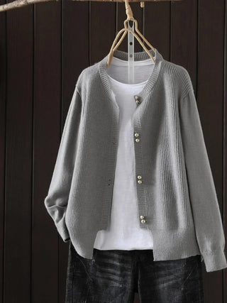 Pull femme gris à boutons frontaux, col côtelé et poignets côtelés