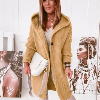 Veste longue en maille à capuche, fermeture boutonnée, couleur moutarde clair.