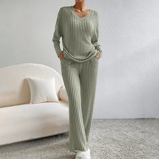 Ensemble maille vert sauge : pull col V côtelé manches longues et pantalon large.