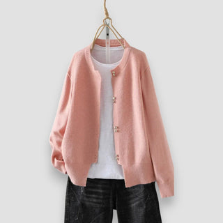 Pull femme rose à boutons dorés, col côtelé et poignets côtelés