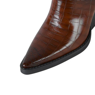Avant de botte marron effet croco, bout pointu, semelle noire épaisse