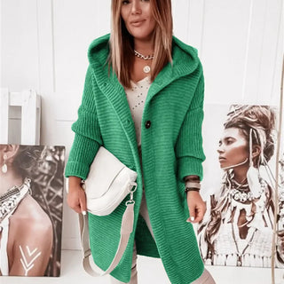 Veste longue en maille à capuche, fermeture boutonnée, couleur vert émeraude.