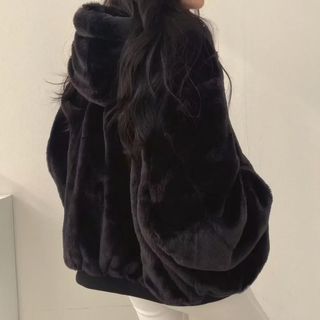 Veste en fausse fourrure noire à fermeture éclair centrale et manches volumineuses
