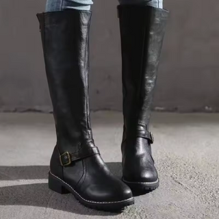Bottes cuissardes noires à talon plat, sangle à boucle et semelle épaisse.