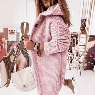 Veste longue en maille à capuche, fermeture boutonnée, couleur rose pâle.