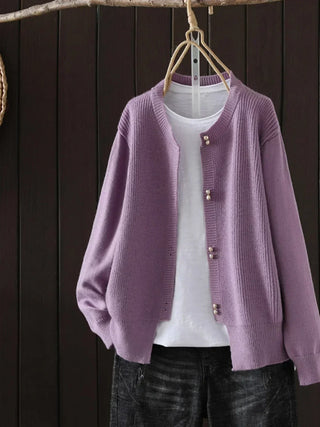 Pull femme violet à boutons frontaux, col côtelé et poignets côtelés