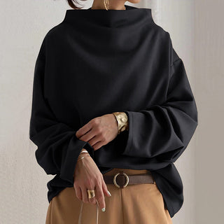 Pull femme noir à col montant, coupe droite, manches longues amples.