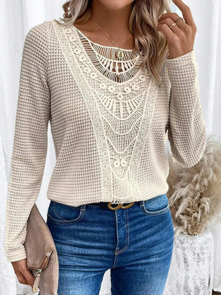 Pull femme au crochet texturé écru, manches longues, encolure ajourée