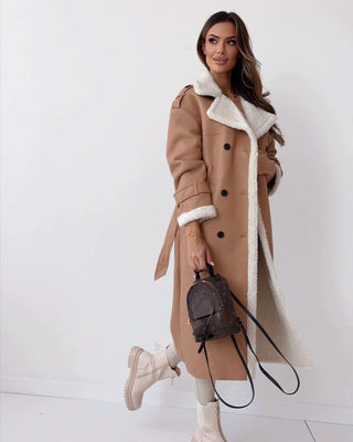 Manteau teddy long marron clair à peau lainée autour du col, boutons sur le devant