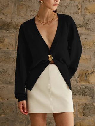 Cardigan noir col V avec boutons dorés, silhouette croisée à l’avant