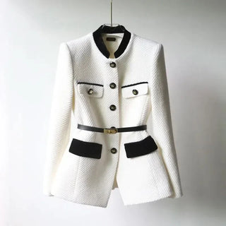 Veste courte blanche à col noir, poches à rabat, boutons dorés et ceinture noire