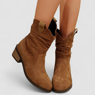 Bottes femme suède marron, tirant au mollet, talon bloc carré et bride latérale.