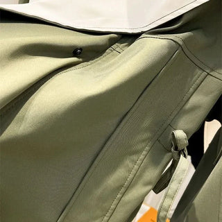 Veste à capuche kaki : zip et coutures, patte boutonnée sur l’avant.