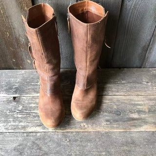 Bottes en daim marron, vue de face: fermeture éclair sur le côté et talon bas.