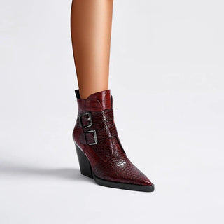 Botte pour femme en cuir bordeaux texturé, bout pointu, talon bloc, double boucle.
