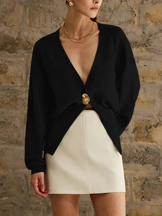 Cardigan noir col V avec grand bouton doré, boutonnage sur l’avant