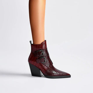 Botte pour femme bordeaux à bout pointu, talon bloc noir, deux boucles métalliques.