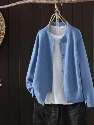Pull femme bleu à boutons frontaux, col et poignets côtelés