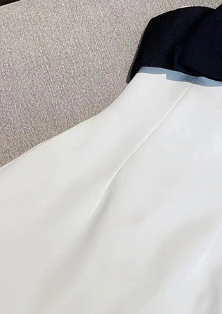 Eloise | Robe Mini Blanche avec Nœud Noir & Décolleté Carmen