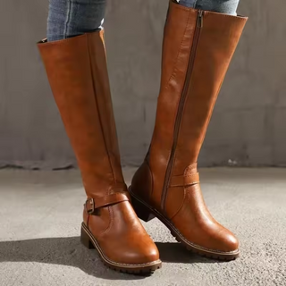 Bottes cuissardes marron à talon plat, sangle à boucle et fermeture zippée.