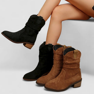 Bottes femme suède, une paire noire et une paire marron, tirant au mollet.