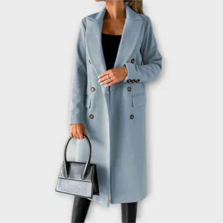 Manteau long en laine bleu clair, col revers, double rangée de boutons métalliques.
