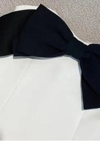 Eloise | Robe Mini Blanche avec Nœud Noir & Décolleté Carmen