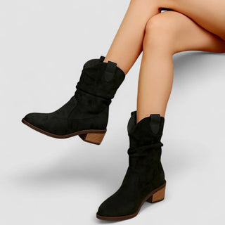 Bottes femme suède noir, tirant au mollet, talon bloc et empeigne arrondie.