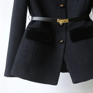 Veste courte noire à ceinture noire et poches à rabat, boutons dorés visibles