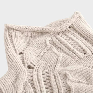 Pull en cachemire beige : gros plan du col montant et des torsades tissées