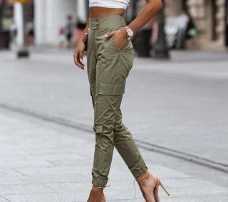 Pantalon cargo femme taille haute avec coupe ajustée et poches utilitaires