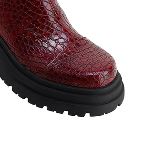 Bout avant bottine rouge bordeaux effet croco, semelle noire crantée