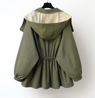 Veste à capuche vert olive, dos ample avec cordon de serrage à la taille.