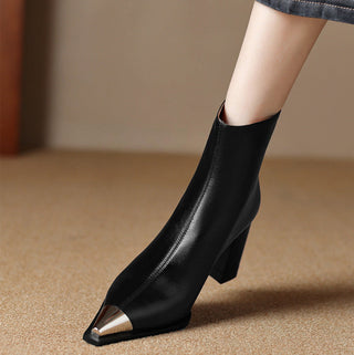 Botte noire pour femme à talon bloc, bout pointu métallisé, tige mi-haute.