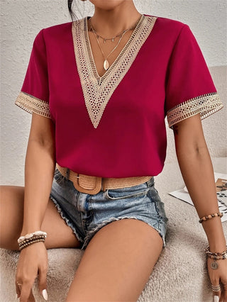 Blouse brodée à col en V, manches courtes, rouge avec bordure beige en crochet.