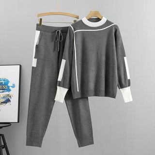 Ensemble blouse et pantalon en maille légère gris, col rond contrasté et pantalon fuselé.