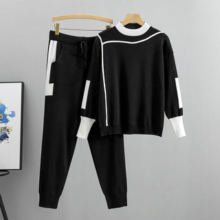 Ensemble blouse et pantalon maille légère noir, col rond contrastant et manches longues.