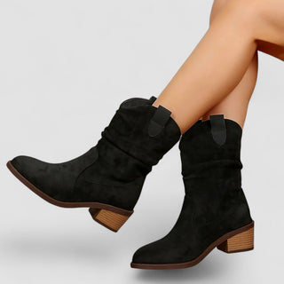 Bottes femme suède noir, tirant au mollet et talon bloc marron foncé.