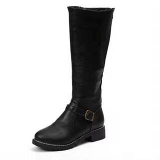 Bottes cuissardes noires à talon plat, sangle à boucle, semelle crantée.
