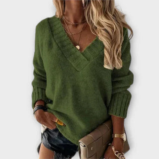 Pull en maille verte, col V, manches longues, coupe ample.