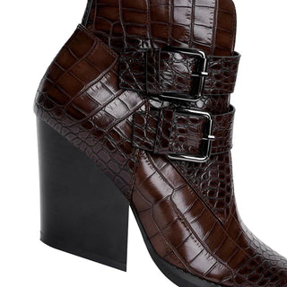 Botte pour femme marron foncé, talon bloc noir, détail cuir texturé et double boucle.