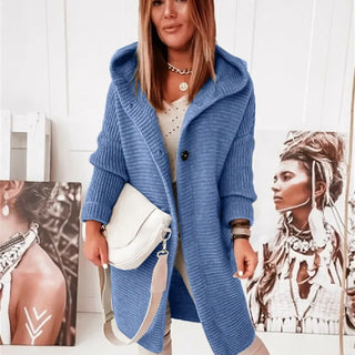 Veste longue en maille à capuche, fermeture boutonnée, couleur bleu moyen.