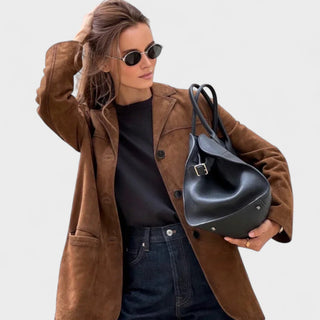 Manteau marron en daim, col revers, fermeture à boutons, empiècements sur les épaules.